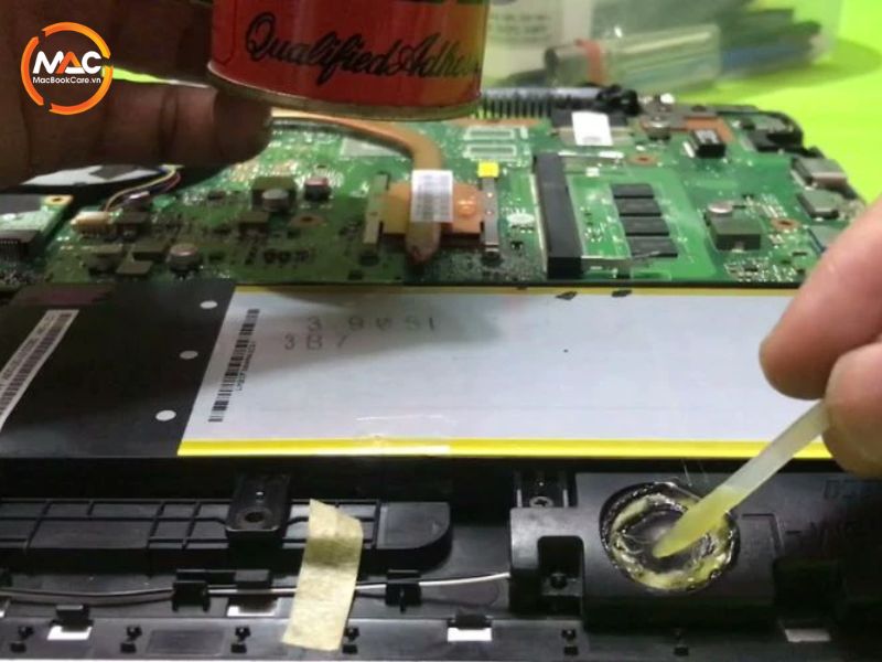 Kỹ thuật viên Macbook Care đang thực hiện dán lại màng loa