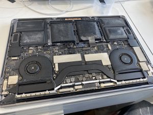 Pin Macbook Pro phồng rộp cần thay gấp