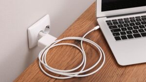 Có nên vừa sạc vừa dùng Macbook? Giải đáp chi tiết