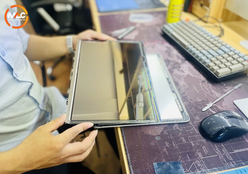 Sửa lỗi màn hình Macbook bị lưu ảnh vĩnh viễn uy tín, lấy ngay tại Macbook Care