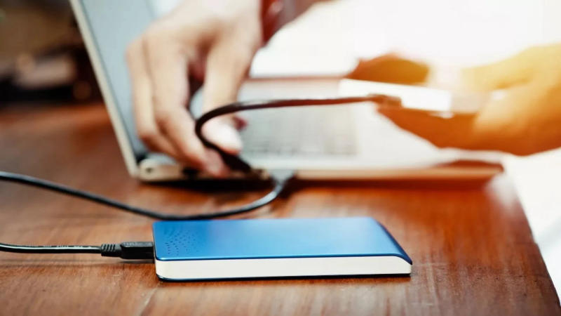 Kiểm tra nguồn điện và tình trạng vật lý của ổ cứng