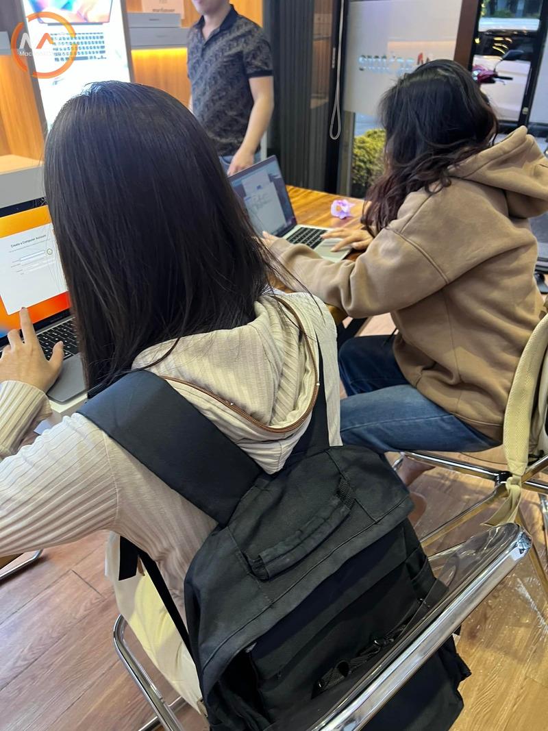 Khách hàng trực tiếp kiểm tra máy trước khi thanh toán