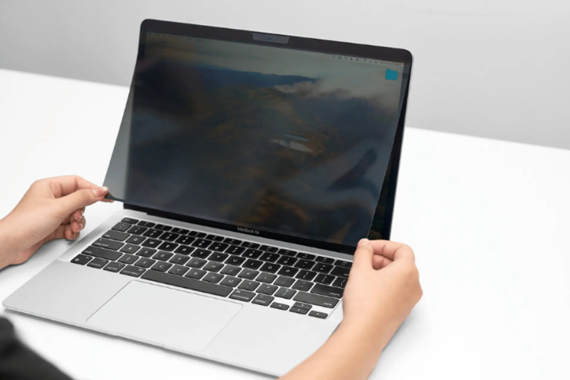 Những Điều Cần Biết Khi Dán Màn Hình Chống Nhìn Trộm MacBook